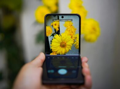 Para encontrar celulares dobráveis baratos, com opções de Fold e Flip abaixo de R$ 3.000, foque em modelos de gerações anteri