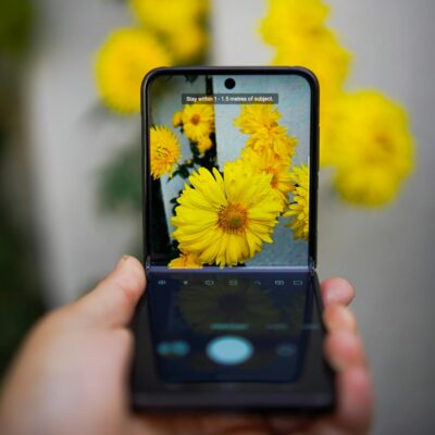 Para encontrar celulares dobráveis baratos, com opções de Fold e Flip abaixo de R$ 3.000, foque em modelos de gerações anteri