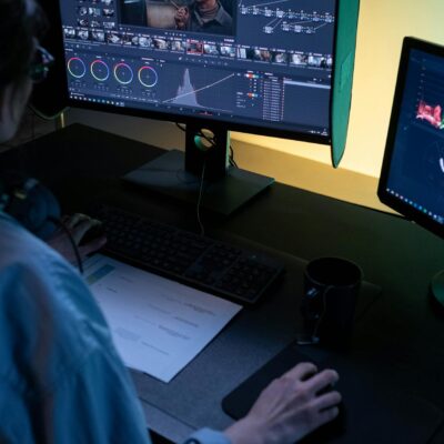 Editores de Vídeo Gratuitos: CapCut vs. DaVinci Resolve para redes sociais.