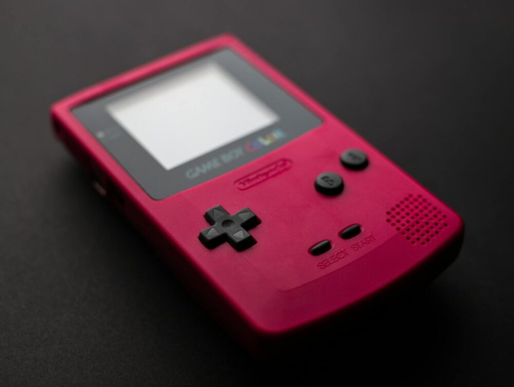 Para transformar seu iPhone em um console retrô legalmente com emuladores no iOS, você precisa baixar aplicativos disponíveis