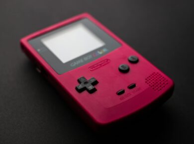 Para transformar seu iPhone em um console retrô legalmente com emuladores no iOS, você precisa baixar aplicativos disponíveis