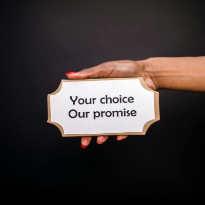 Para Ética e Deepfakes: Como as redes sociais estão sinalizando conteúdo gerado por IA, as plataformas implementam políticas