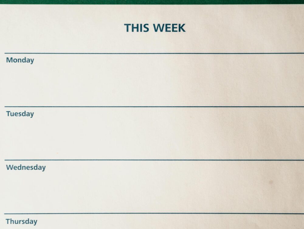 Para IA no Excel e Google Sheets, utilize funções e add-ons que integram inteligência artificial, como o preenchimento inteli