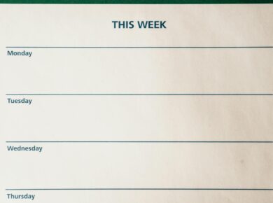 Para IA no Excel e Google Sheets, utilize funções e add-ons que integram inteligência artificial, como o preenchimento inteli