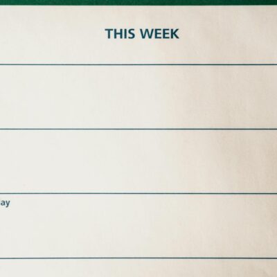 Para IA no Excel e Google Sheets, utilize funções e add-ons que integram inteligência artificial, como o preenchimento inteli