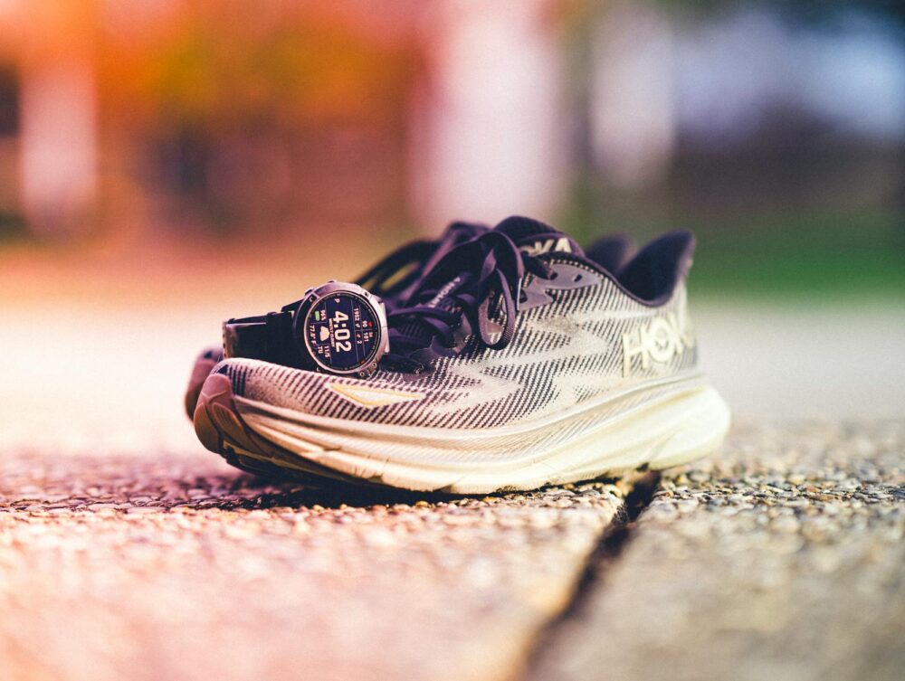 Para os melhores smartwatches para atletas, a escolha entre Garmin, Apple ou Galaxy depende das suas necessidades específicas