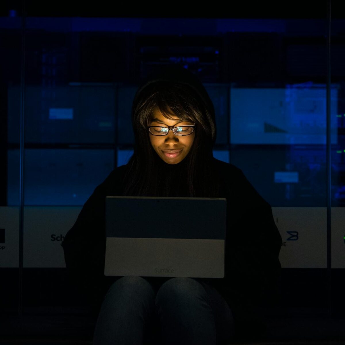 Para configurar Passkeys em todos os seus dispositivos, primeiro verifique a compatibilidade do sistema operacional e dos apl