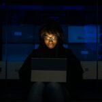 Para configurar Passkeys em todos os seus dispositivos, primeiro verifique a compatibilidade do sistema operacional e dos apl