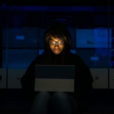 Para configurar Passkeys em todos os seus dispositivos, primeiro verifique a compatibilidade do sistema operacional e dos apl