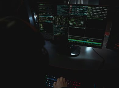 Para se defenderem do ransomware em 2026, empresas brasileiras estão adotando uma abordagem multifacetada. Isso inclui invest