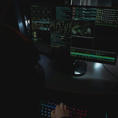 Para se defenderem do ransomware em 2026, empresas brasileiras estão adotando uma abordagem multifacetada. Isso inclui invest