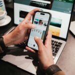 Para usar o WhatsApp em dois celulares com a mesma conta de forma independente, você pode aproveitar o recurso 'Múltiplos Apa